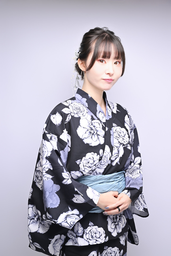 黒地の浴衣で落ち着いた表情を見せる女性の宣材写真