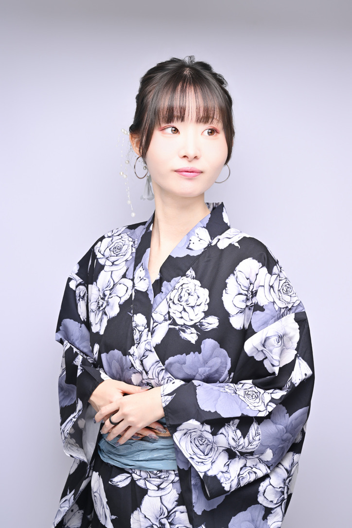 黒地の浴衣で視線を外した女性の落ち着いた宣材写真