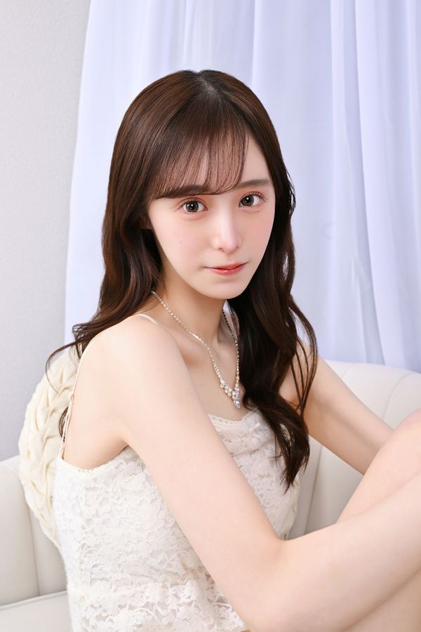 ソファで座る白ドレスの写真