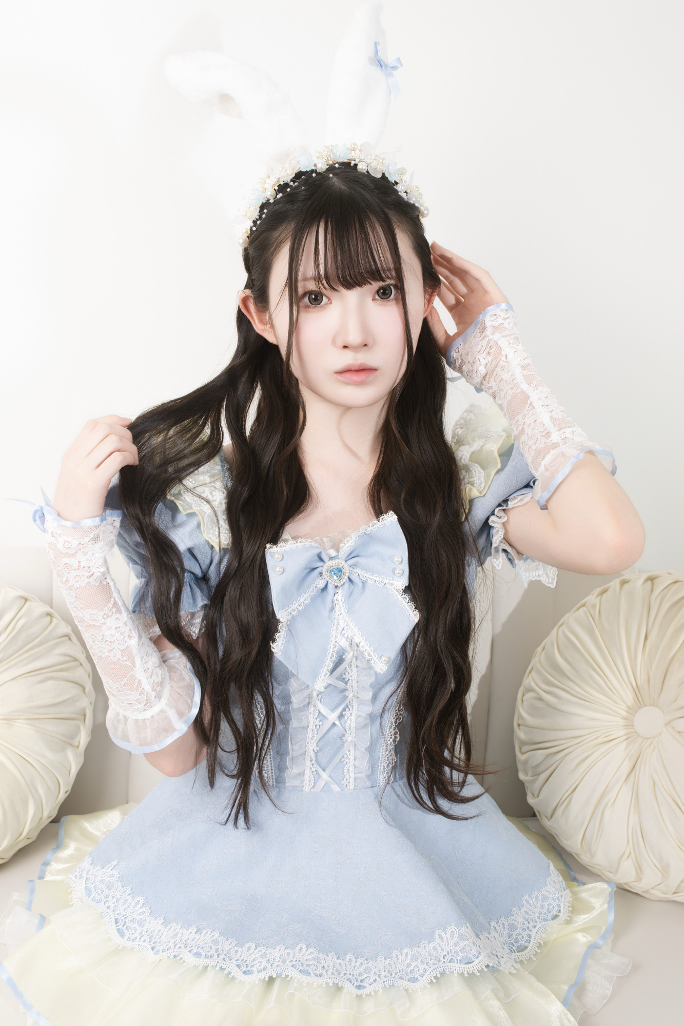 水色衣装で動きのあるプロフィール写真
