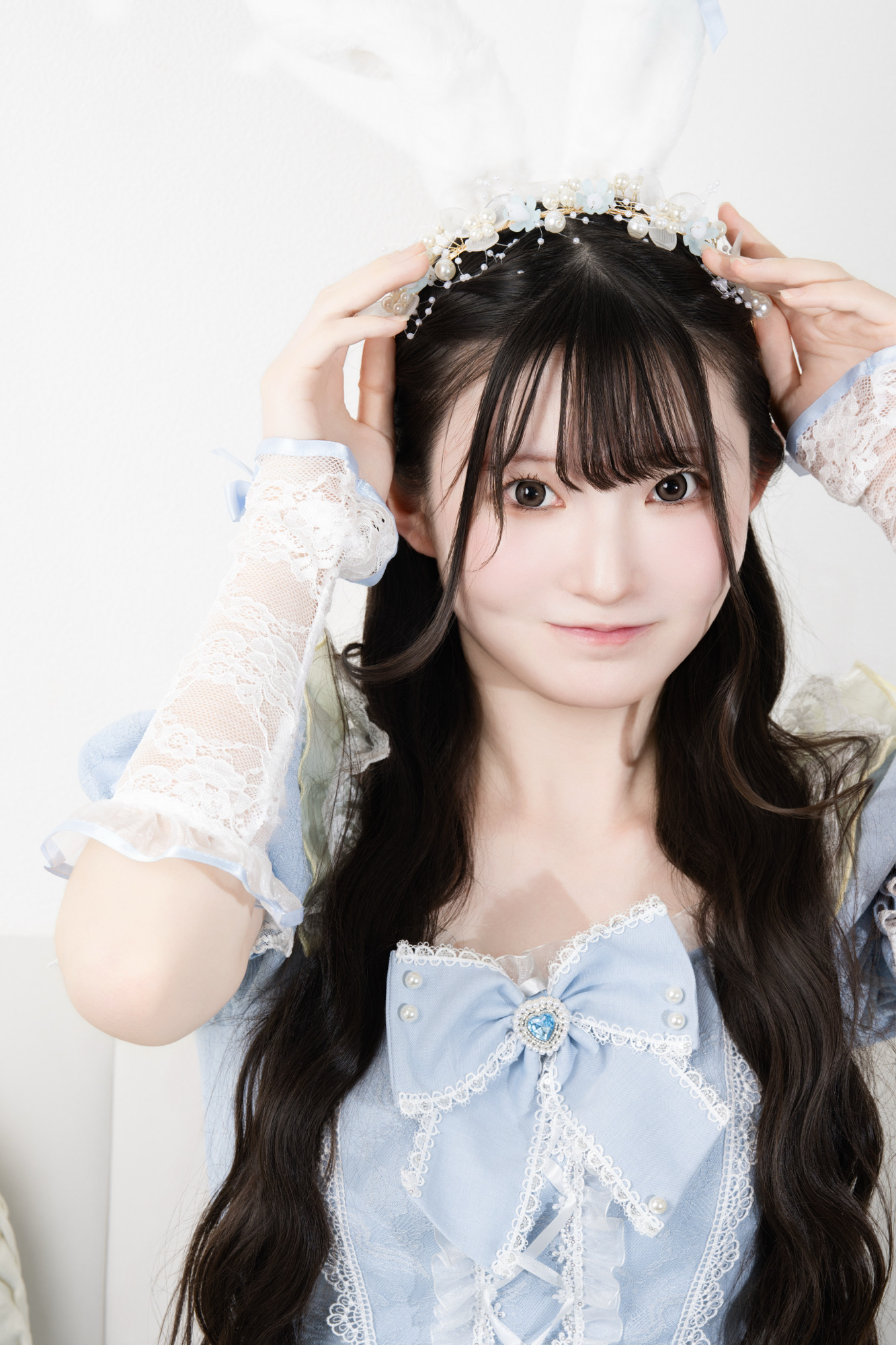 水色衣装でかわいらしさを見せたプロフィール写真