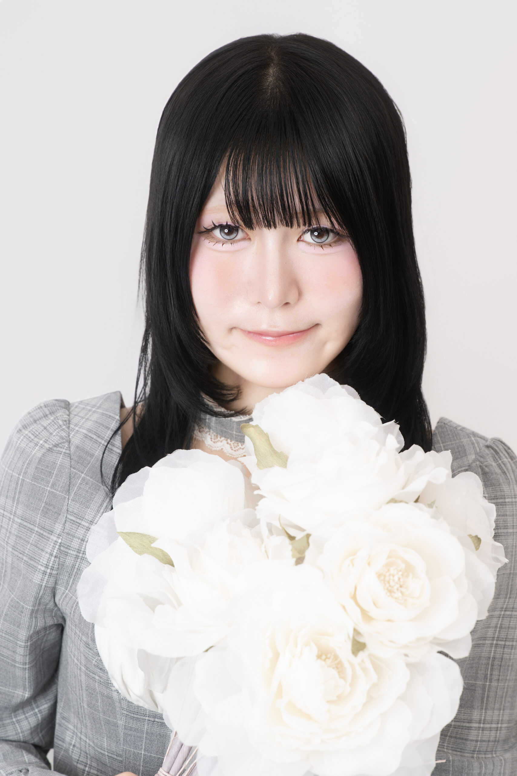 花と表情を近くで見せたプロフィール写真