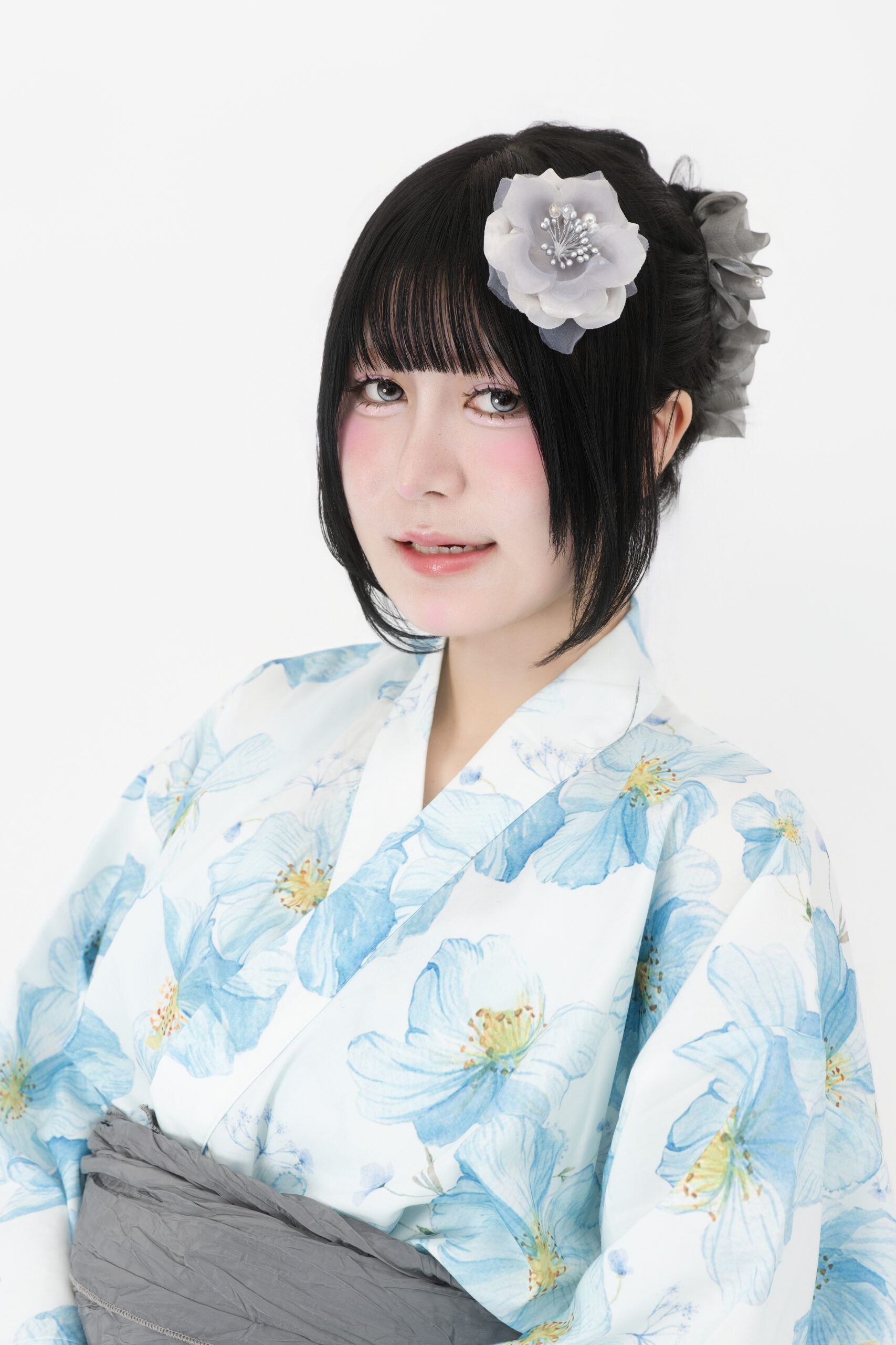 やわらかな目線で上品に見せたプロフィール写真