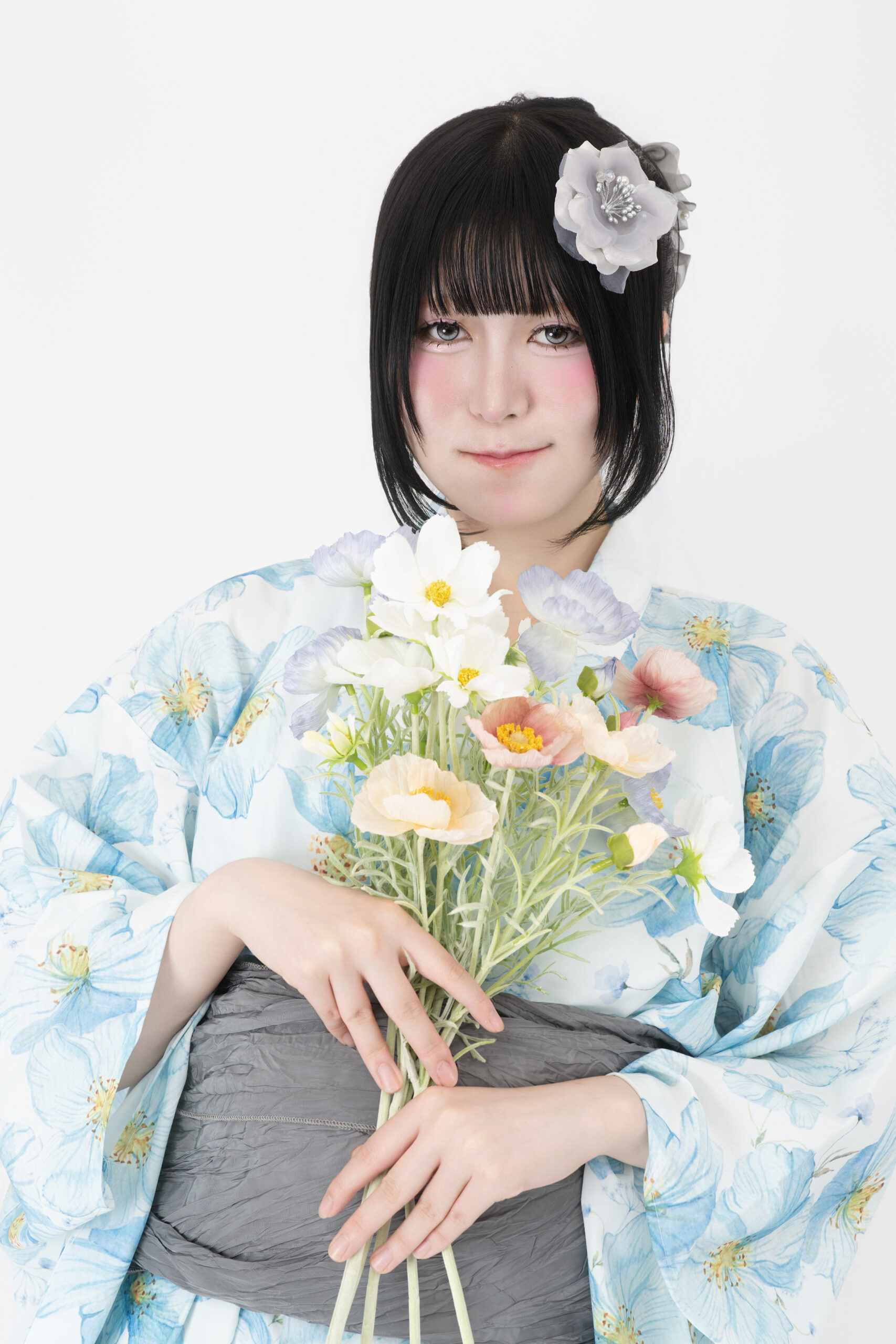 花を持ち親しみやすい表情のプロフィール写真
