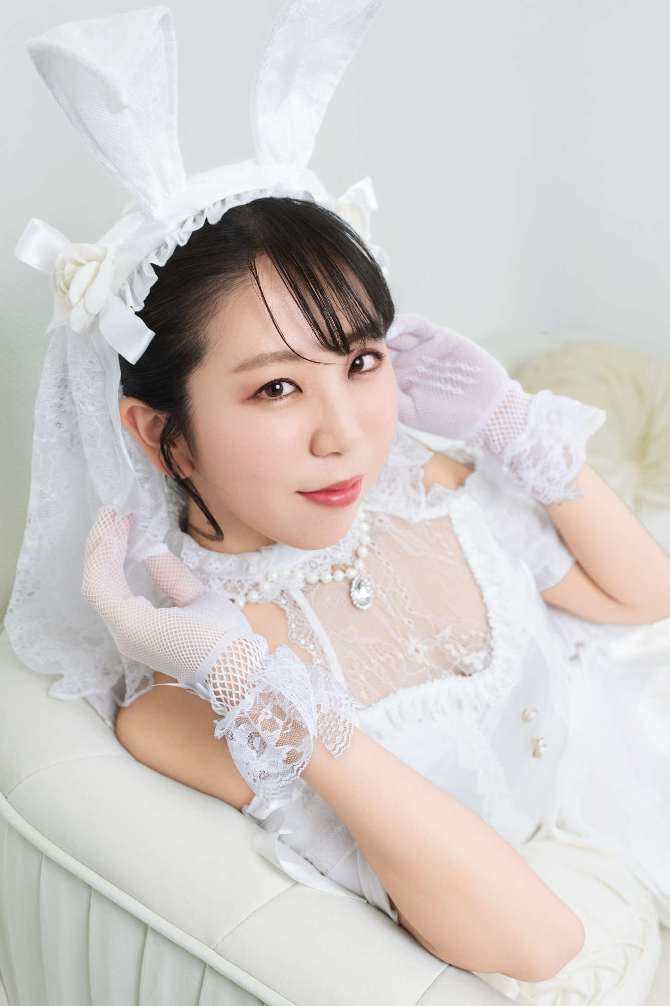 バニー耳とレースを生かしたホワイトバニーの寄りの宣材写真