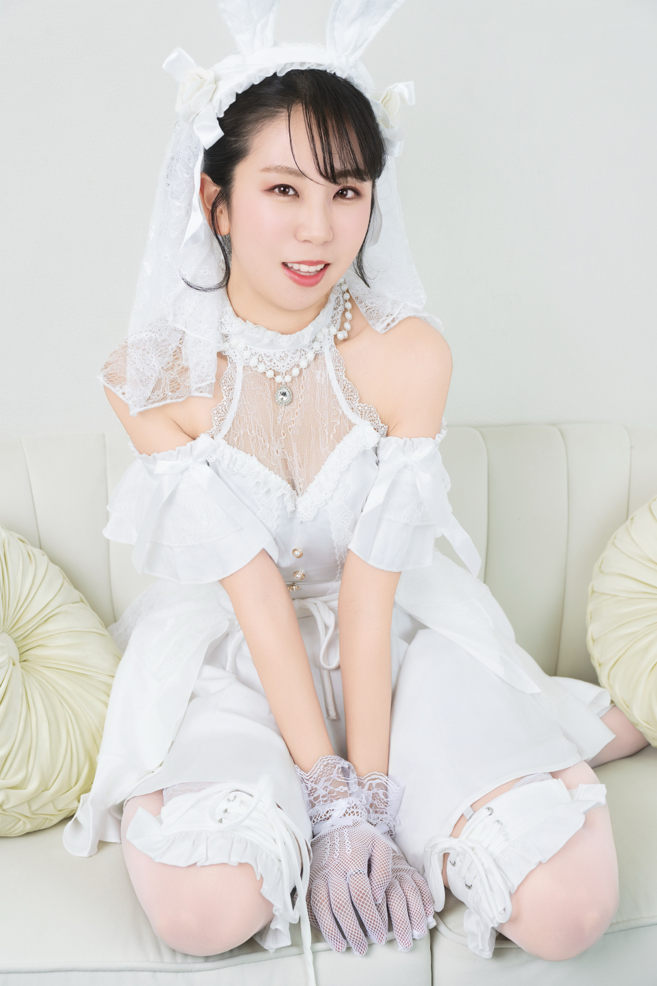正面で明るく微笑むホワイトバニーの宣材写真